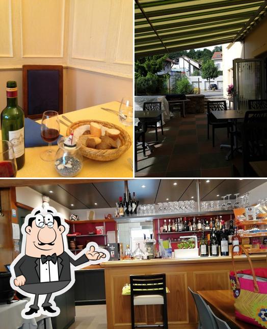 Tra le varie cose da Auberge communale d'Eclépens si possono trovare la interni e vino