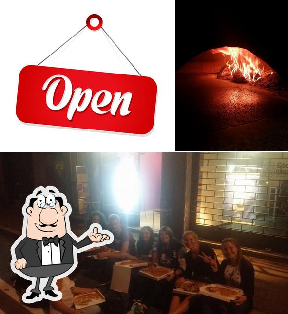 Pizzeria perla del paradiso si caratterizza per la interni e bevanda