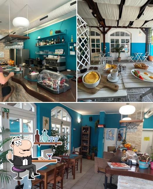 Dai un'occhiata agli interni di Cafe Capri