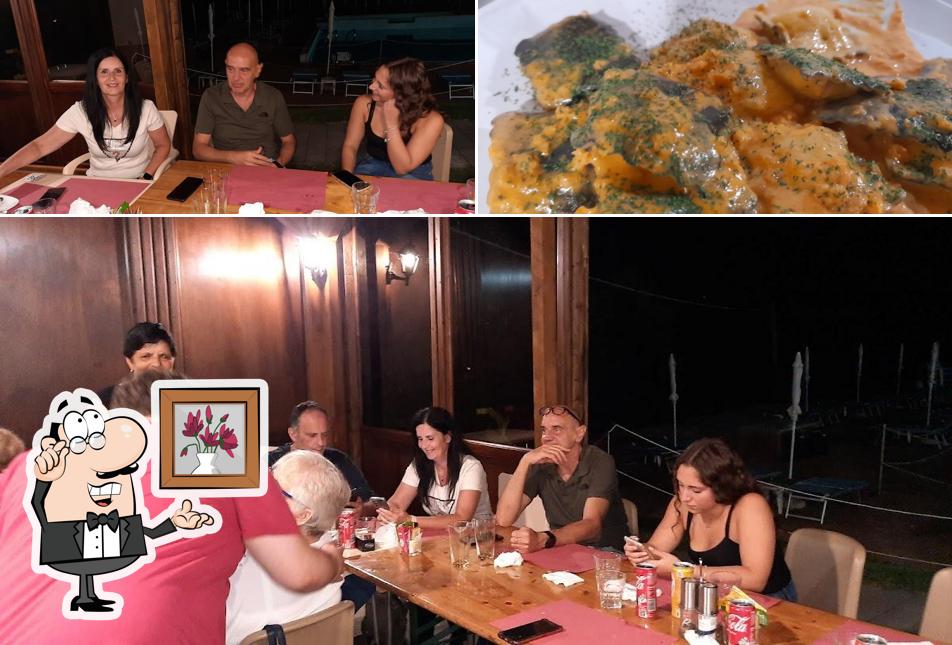 Tra le diverse cose da Al Conviviale si possono trovare la interni e cibo