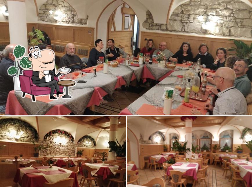 Dai un'occhiata agli interni di Bar Pizzeria Crosara