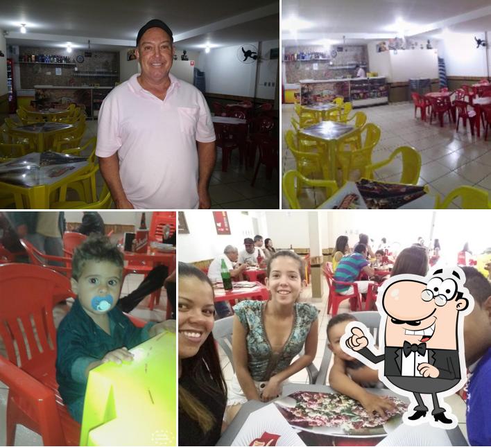 Sente em uma das mesas no Bar do Marcílio