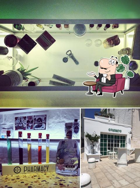 Questa è la immagine che presenta la interni e alcol di Pharmacy Bar