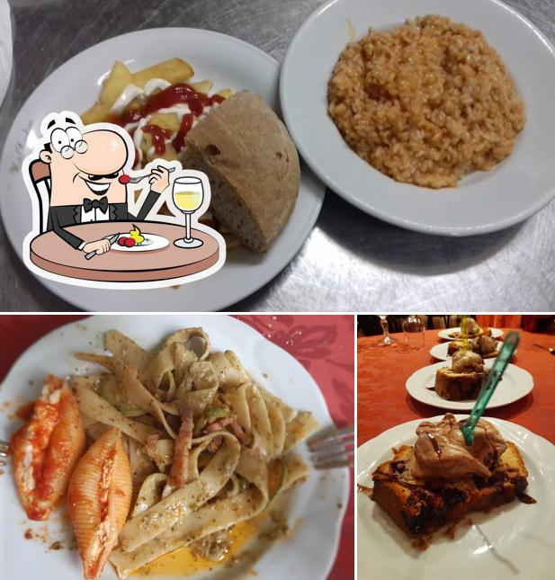 La cibo e tavolo da pranzo del ristorante