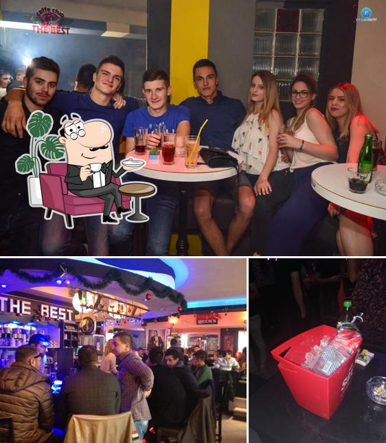 Club The Best si caratterizza per la interni e cibo