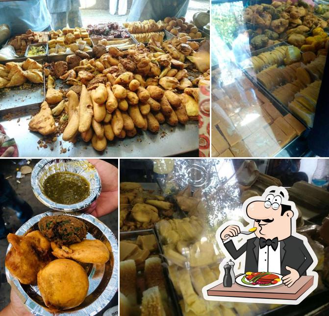 Food at Khandani Pakode Wala