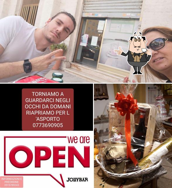 Goditi qualcosa da bere a Bar Jolly