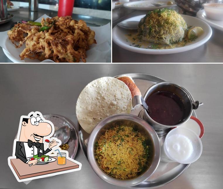 Food at MULSHITIL SUPRASIDDHA KAILAS HANDI RASSA MISAL