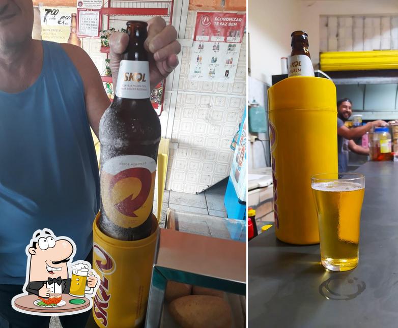 Desfute um copo de cerveja leve ou escura