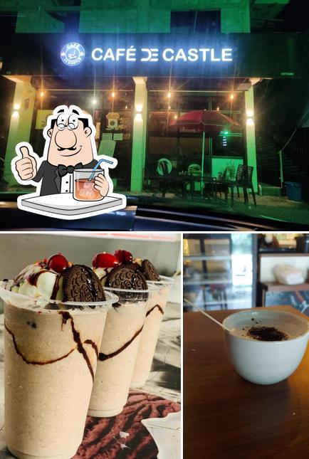 The photo of drink and interior at Cafe De Castle