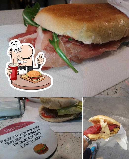 Prenditi un hamburger a Panineria Poldo