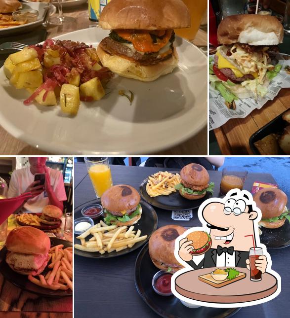 Ordina uno dei tipi di hamburger proposti a CULT Burger Restaurant