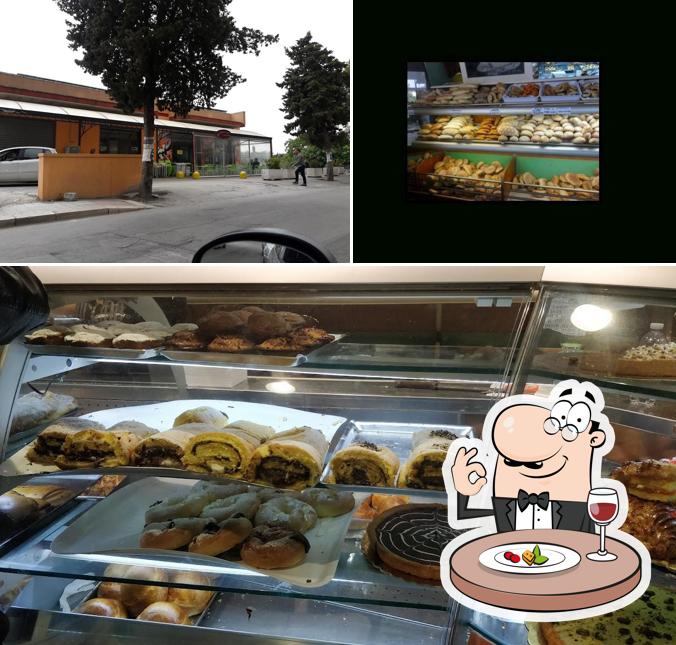 Guarda la foto che mostra la cibo e esterno di Panificio Quarta - Le Delizie del Forno