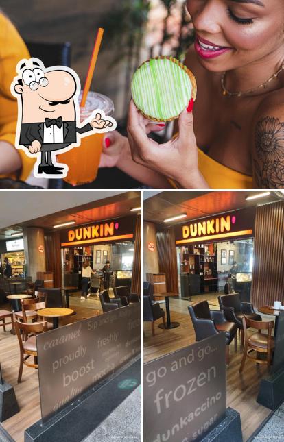 Dê uma olhada a foto apresentando interior e bebida no Dunkin' Donuts