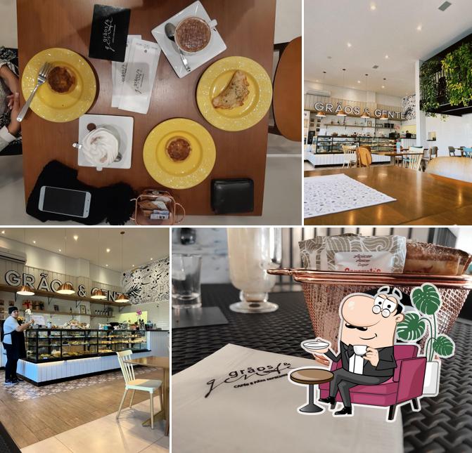 Sente em uma das mesas no Grãos e Gente Cafeteria