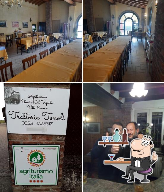 Tra le diverse cose da Trattoria Tonoli si possono trovare la interni e cibo