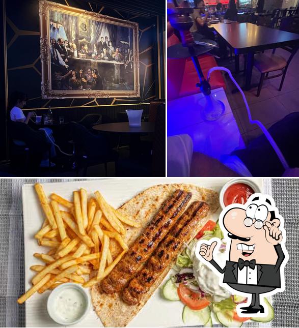 Parmi les diverses choses de la intérieur et la nourriture, une personne peut trouver sur Babylon V.I.P Lounge