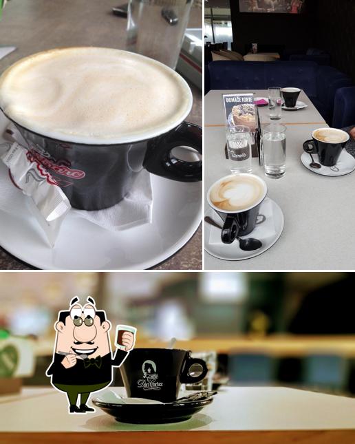 Goditi un drink a Kavarna Ploj