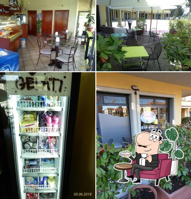 Siediti a un tavolo di Caffè della Piazzetta