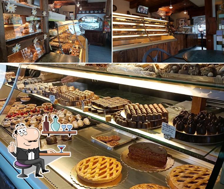 Siediti a un tavolo di Chocolat Collomb - La miglior CIOCCOLATERIA, pasticceria, gelateria, cioccolatini artigianali e aperitivi in Val d'Aosta