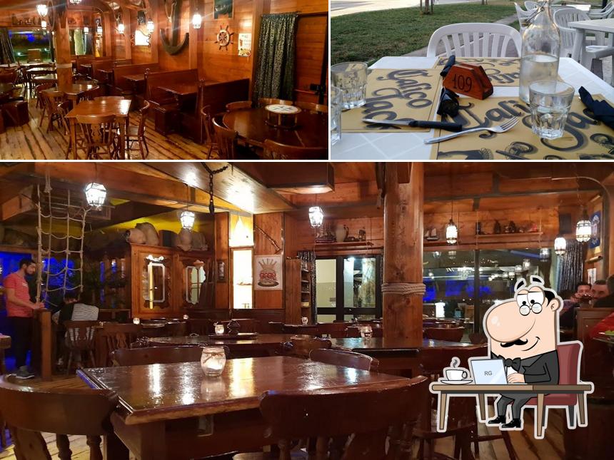 Gli interni di Calico Jack Tavern