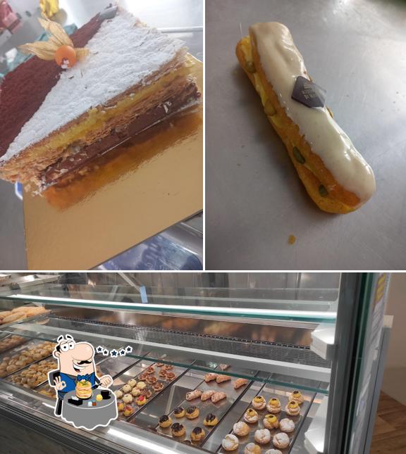 Tra le diverse cose da Bar Pasticceria Alessandro Di Maria si possono trovare la cibo e interni
