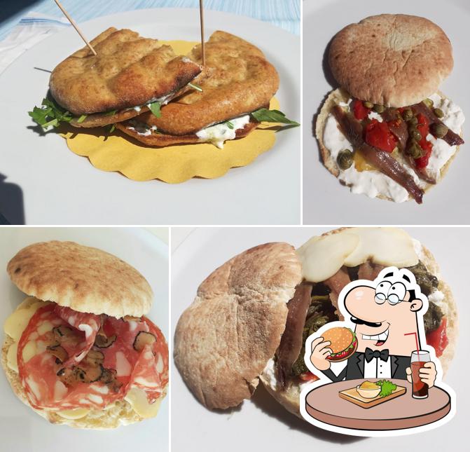 Prenditi un hamburger a Pizzeria "Un posto al mare"