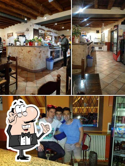 Dai un'occhiata agli interni di Luna Bar
