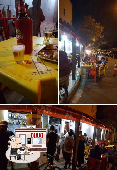 A imagem da exterior e cerveja no Bar do Dandão