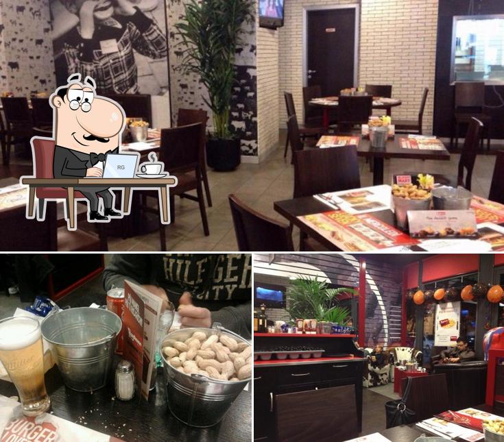 La immagine di interni e birra da Roadhouse Grill