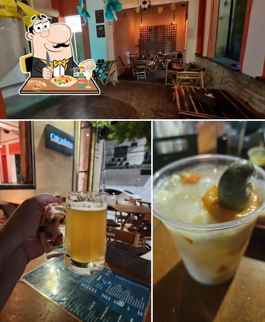 O Calçadinha Bar se destaca pelo comida e exterior