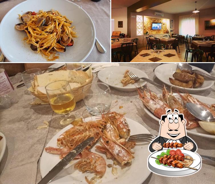 La cibo e tavolo da pranzo del ristorante