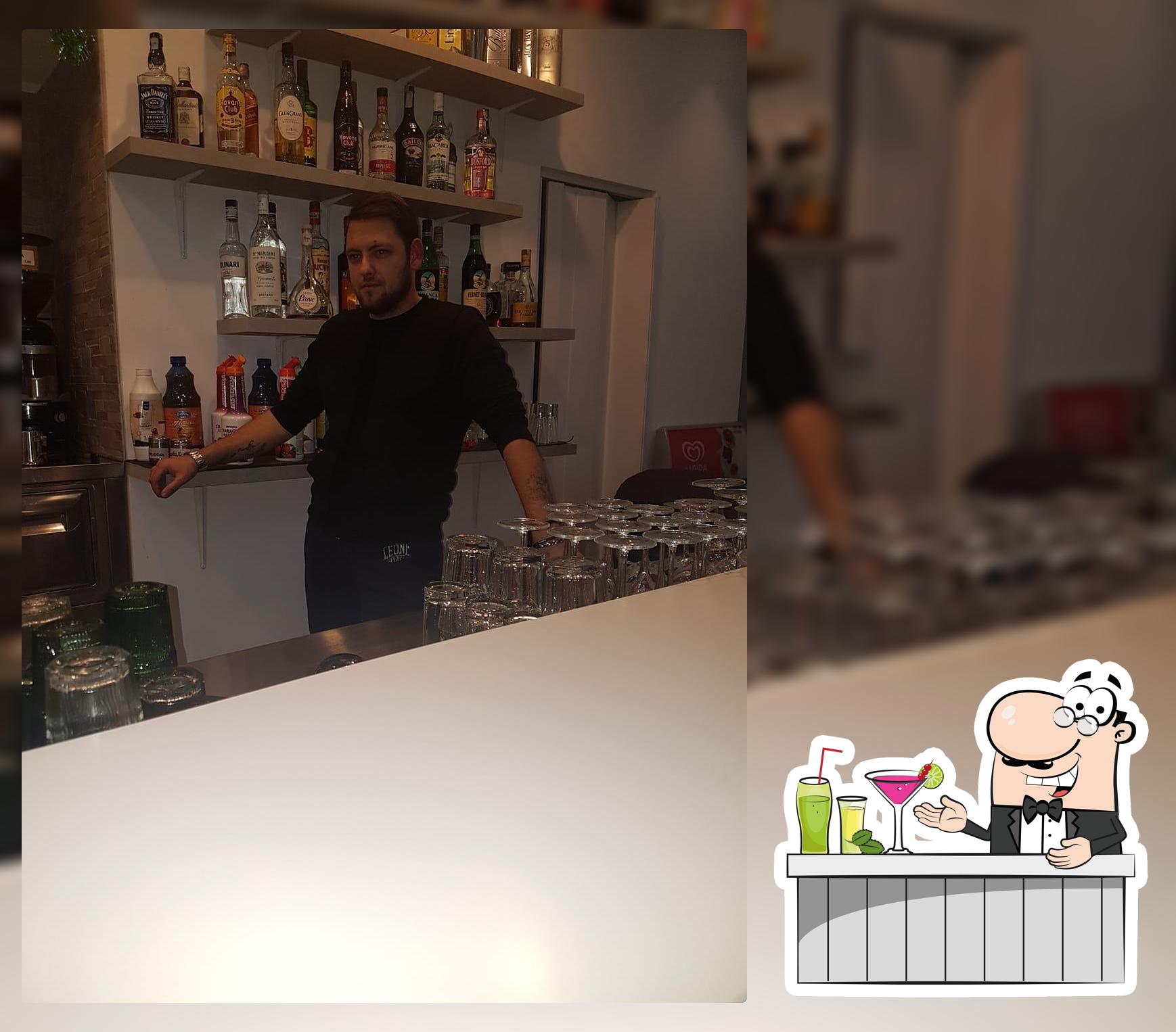 Il barista di Via Muratori 9 Macherio ti farà un ottimo drink