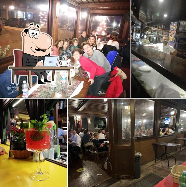 Gli interni di Roses Cafe