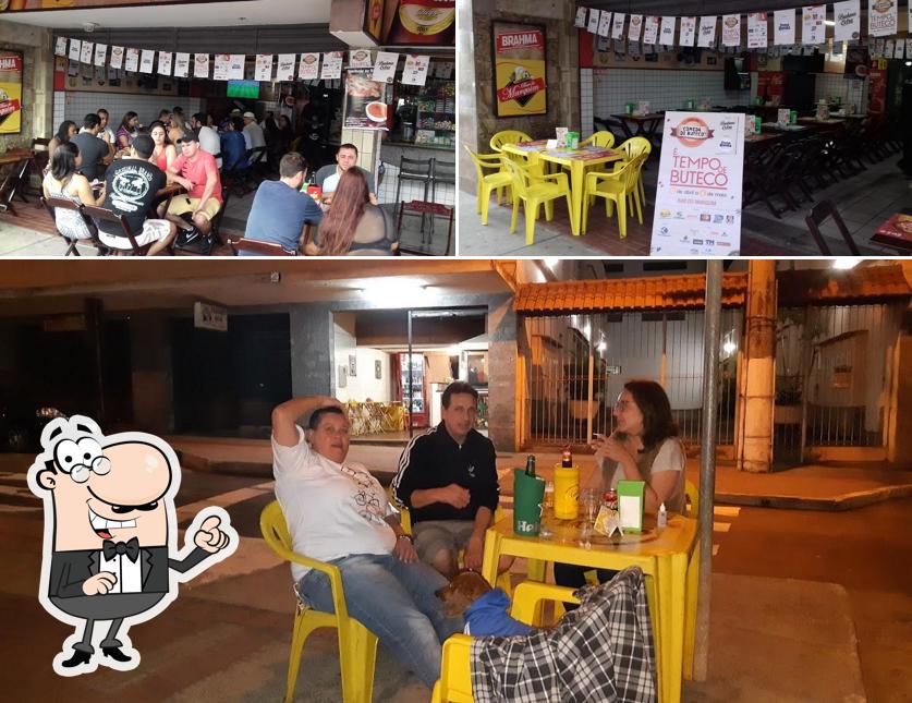 Sente em uma das mesas no Bar do Marquim