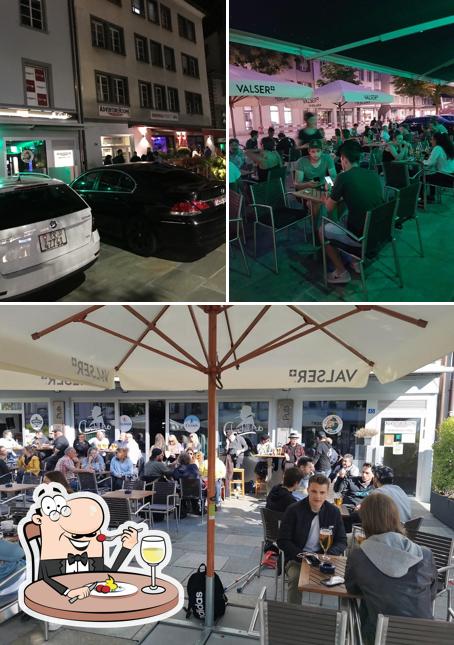 Dai un’occhiata alla immagine che raffigura la cibo e esterno di Churchill Pub Chur