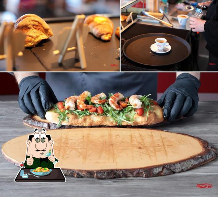 Dai un’occhiata alla foto che raffigura la cibo e interni di Freccia Bar dal 1892