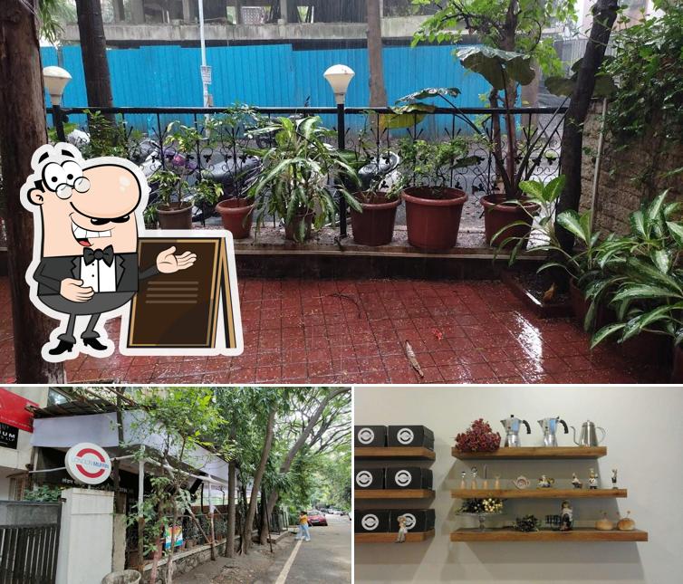 The image of exterior and interior at London Muffin Cafe
