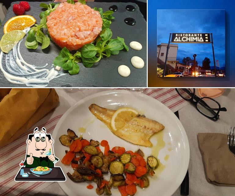 Tra le diverse cose da Alchimia Bar-ristorante si possono trovare la cibo e esterno