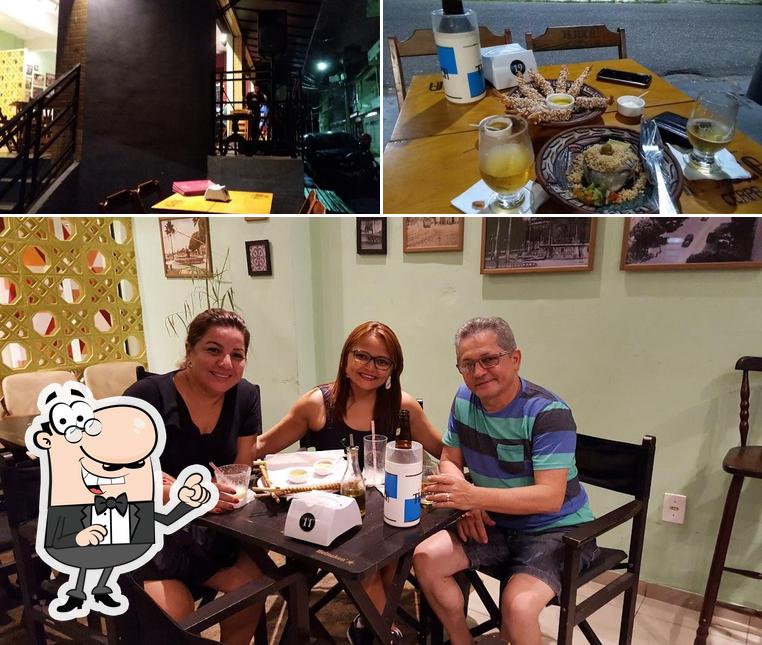 Sente em uma das mesas no Boteco Arsenal