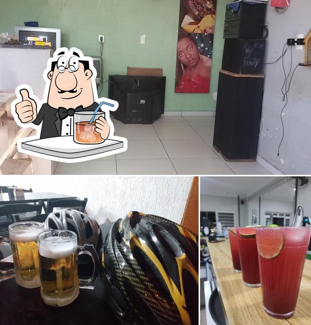 Dê uma olhada a imagem mostrando bebida e interior no Gago's Burger