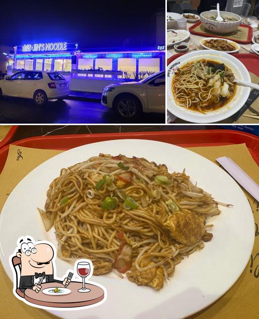 Tra le varie cose da Jin's noodle金記 si possono trovare la cibo e esterno