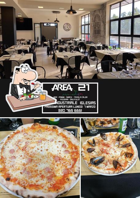 La cibo e tavolo da pranzo del ristorante