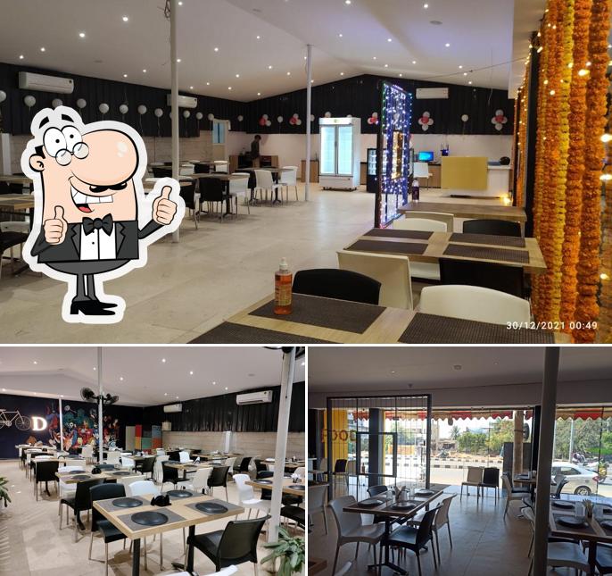 Here's a pic of FOOD CLUB