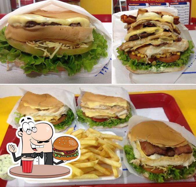 Peça um hambúrguer no Super Lanches