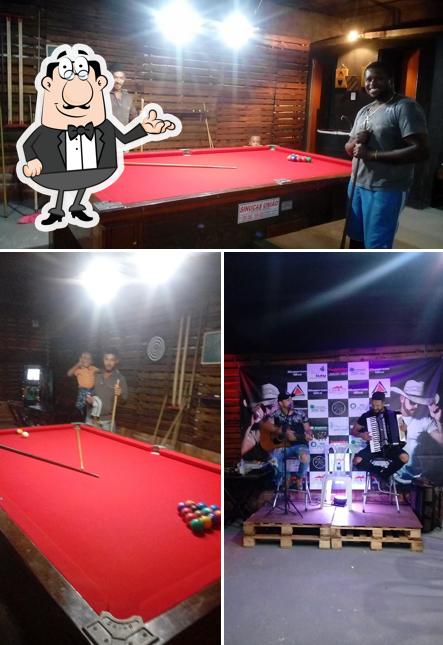 O interior do Garagem Bar