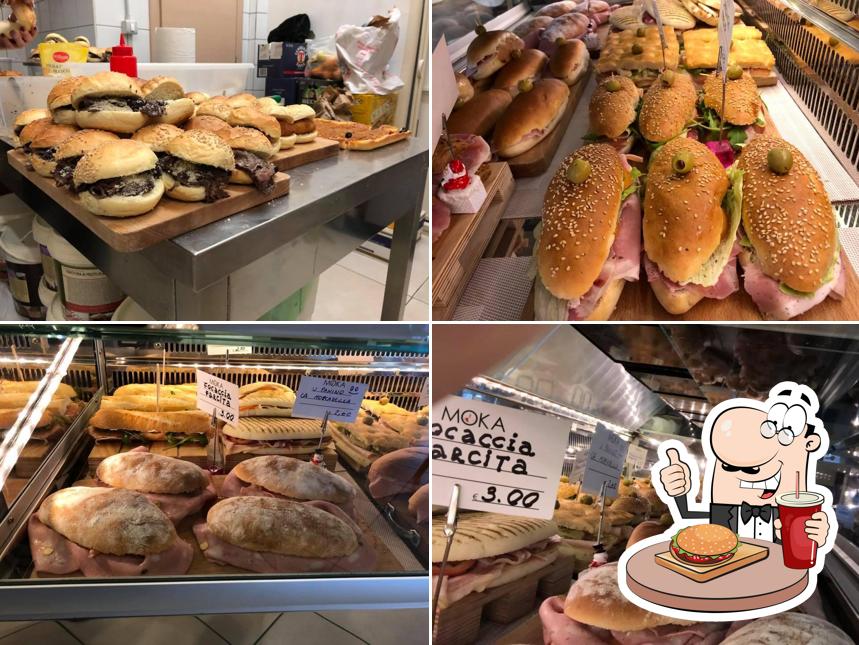 Ordina un hamburger a Moka Bar&Cucina