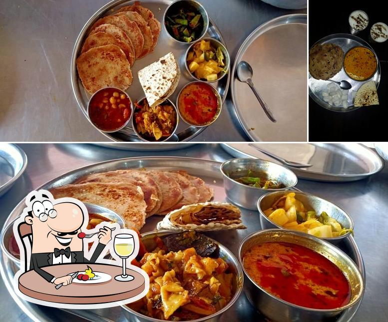 Food at Maganlal Bhakhri Shak wala, Geeta Restaurant