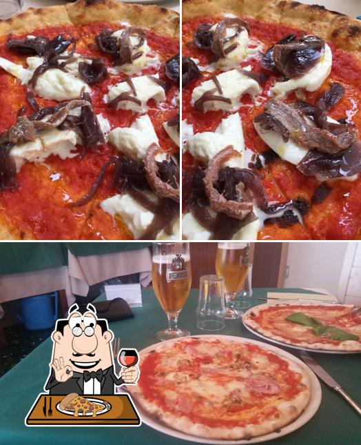 A Pizzeria Spaghetteria Gallo Bianco, puoi prenderti una bella pizza