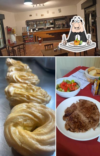 La cibo e tavolo da pranzo del ristorante